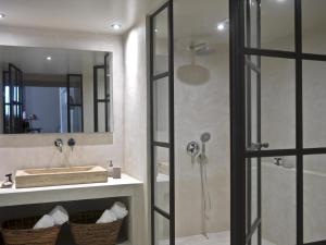 SkalánionScalarea Estate Residences的带淋浴、盥洗盆和镜子的浴室