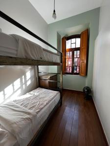 库里提巴Hostel Matilda的一间卧室设有两张双层床和一扇窗户。