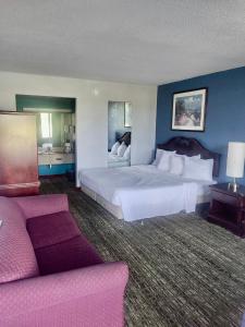 索尔兹伯里索尔兹伯里美国最有价值旅馆的酒店客房设有一张大床和一张沙发。