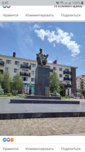 阿哈尔齐赫Сергей Сергеевич的建筑前的雕像