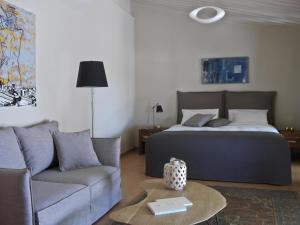 SkalánionScalarea Estate Residences的一间卧室配有一张床、一张沙发和一张桌子