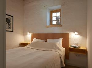 MindszentkállaJókai7的一间卧室配有一张带2个床头柜的大型白色床