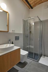 MindszentkállaJókai7的带淋浴、卫生间和盥洗盆的浴室