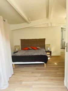 阿洛Au charme provençal的一间卧室配有一张带两个枕头的床