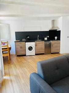 阿洛Au charme provençal的客厅配有洗衣机和沙发。