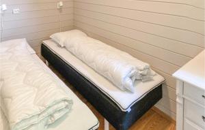 BoreLovely Home In Kleppe With Kitchen的两张床铺位于带墙壁的房间