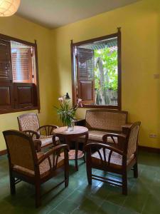 日惹桑巴尔别墅的客房设有桌椅和窗户。