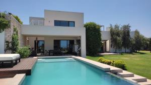 索维拉Villa Golf de Mogador - Piscine - Vue mer 180º的别墅前设有游泳池