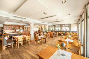 慕尼黑希尔朗格维尔德酒店的餐厅设有木桌和木椅