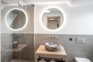 慕尼黑希尔朗格维尔德酒店的一间带水槽和镜子的浴室