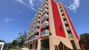 布拉迪斯拉发3 room Apartment 2x balcony, new building, 21的一座高大的建筑,有红色和白色的外墙