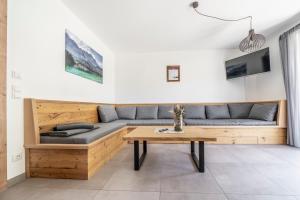 伦格里斯Alpenrose Ferienwohnungen的客厅配有沙发和桌子