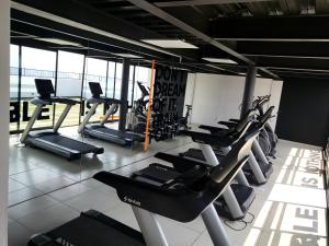 瓜达拉哈拉Departamento familiar o de negocios的健身房,设有数排跑步机和椭圆机