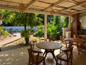 新艾朗Local Hostel Novo Airão的庭院设有带2张桌子和椅子的庭院。