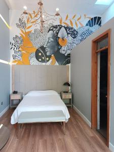 阿雷基帕Hotel Tierrasur的卧室配有一张床,墙上挂着壁画