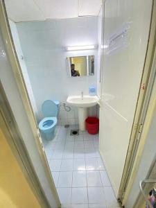 阿布扎比Single Room Near "World Trade Centre&Beach" Abudhabi的一间带卫生间、水槽和镜子的浴室
