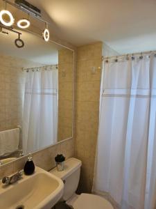 瓦尔帕莱索Hermoso departamento de 2 dormitorios con una vista maravillosa的一间带水槽、卫生间和镜子的浴室
