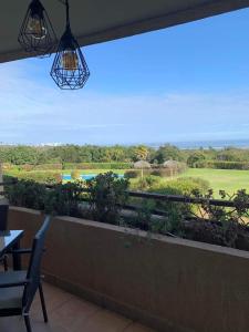 瓦尔帕莱索Hermoso departamento de 2 dormitorios con una vista maravillosa的阳台享有高尔夫球场的景致。