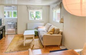 厄勒布鲁Cozy Home In rebro With Wifi的客厅配有沙发和桌子