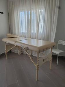 圣多明各Acogedor Apartamento - Regatta Living 2的窗前的桌子和椅子