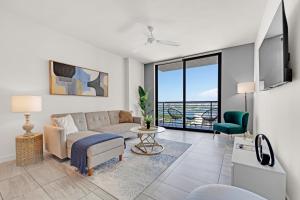 迈阿密Devereaux Miami Luxury One-Bedroom and Studios的带沙发的客厅,享有海景