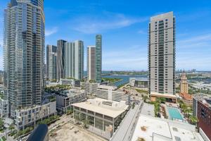 迈阿密Devereaux Miami Luxury One-Bedroom and Studios的城市空中景观高楼