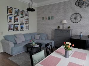 布达佩斯Gizella apartman的客厅配有沙发和桌子