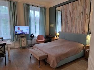 布达佩斯Gizella apartman的一间卧室配有一张床和一台平面电视