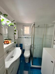 RodhodháfniCountryside Apartment Kane的浴室配有卫生间、盥洗盆和淋浴。