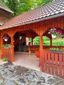 克尔茨什瓦拉乡Casa Ursu的木亭子上放着长椅和鲜花