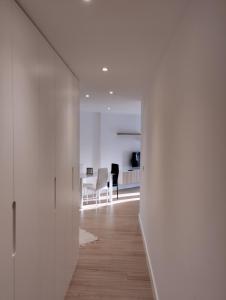 维拉加尔西亚·德·阿劳萨Apartamento Mar de la Concha的一间拥有白色墙壁的走廊和用餐室