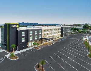 哈瓦苏湖城Home2 Suites By Hilton Lake Havasu City的酒店前面的一个空停车位