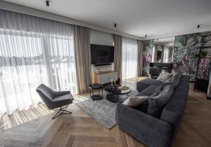 萨比诺瓦Lazur Apartamenty Domki的带沙发和电视的客厅