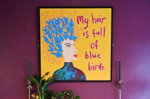 马汉莱斯The Old Vicarage B&B, Corris的墙上一幅画,画着一个蓝色头发的女人