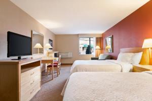 尼亚加拉瀑布尼亚加拉瀑布附近戴斯酒店的酒店客房设有两张床和一台平面电视。