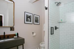 杰克逊维尔Historic Jacksonville Inn的带淋浴、盥洗盆和卫生间的浴室