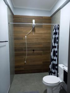 圣博尔雅661 Hospedagem的带淋浴帘和卫生间的浴室