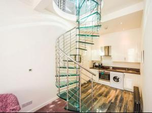 Ardeer SquareSeaside Home的带洗衣房的厨房内的螺旋楼梯
