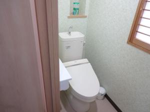 大阪Imazato Ryokan - Vacation STAY 51073v的浴室配有带水槽的白色卫生间