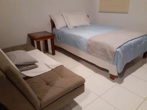 弗洛里亚诺波利斯Por do Sol的一间设有两张床和一张沙发的房间