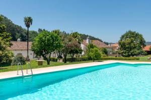 Quinta do Calvário的房屋前的游泳池