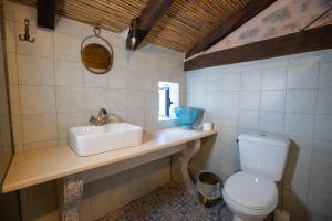 阿里奥波利斯卡缇玛卡拉吉尔格酒店的一间带水槽和卫生间的浴室
