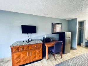 圣安东尼奥Extended Stay SA的厨房配有书桌、电视和冰箱