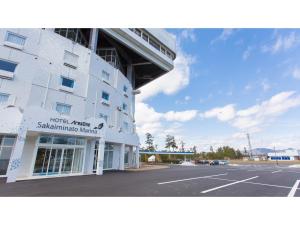 境港市Hotel AreaOne Sakaiminato Marina - Vacation STAY 09684v的前面有停车位的大楼