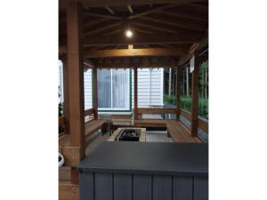 富士河口湖Forest minami - Vacation STAY 41324v的门廊设有屏风,厨房配有炉灶
