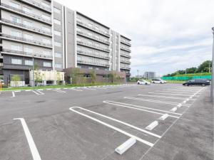 柏市Hotel Torifito Kashiwanoha - Vacation STAY 75948v的大楼前的一个空停车位