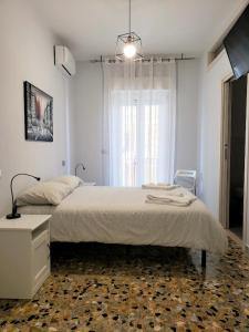 圣安吉罗山Dimora Mastcarrir的一间卧室设有一张大床和一个窗户。
