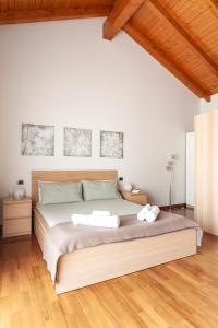 卡纳戈Apartment MisiAdele的一间卧室设有一张大床,铺有木地板。