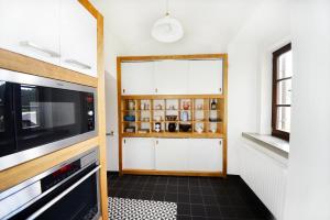 RejÅ¡tejnFara Rejštejn的厨房配有白色橱柜和微波炉