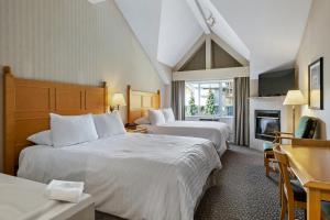 惠斯勒惠斯勒品尼高酒店的酒店客房设有两张床和壁炉